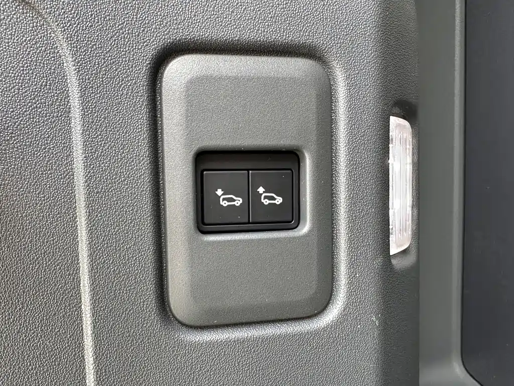 Land Rover Defender 2021 — фото 19