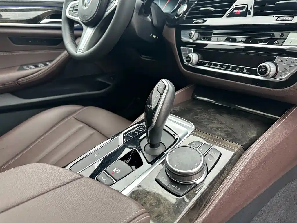 BMW 5 Series 2018 — фото 17