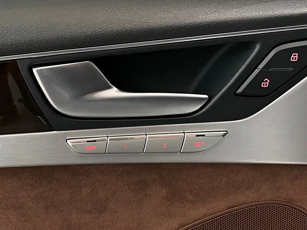 Audi A8 2015 — фото 21