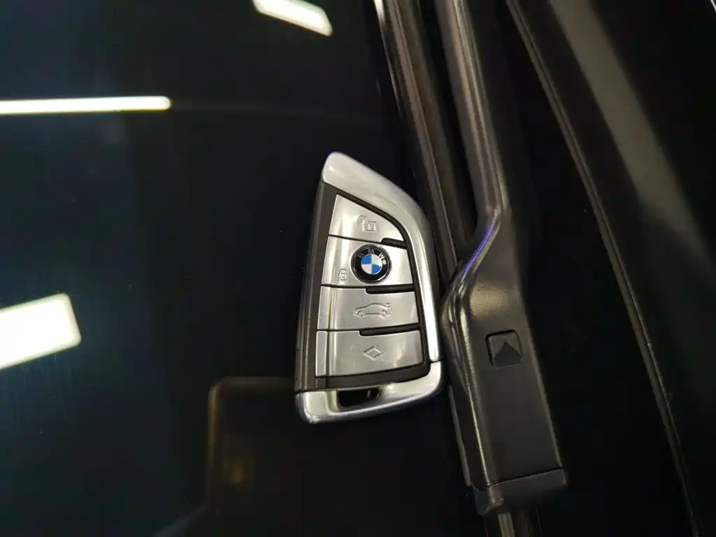 BMW 5 Series 2017 — фото 17