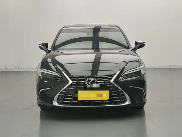 Lexus ES 2025