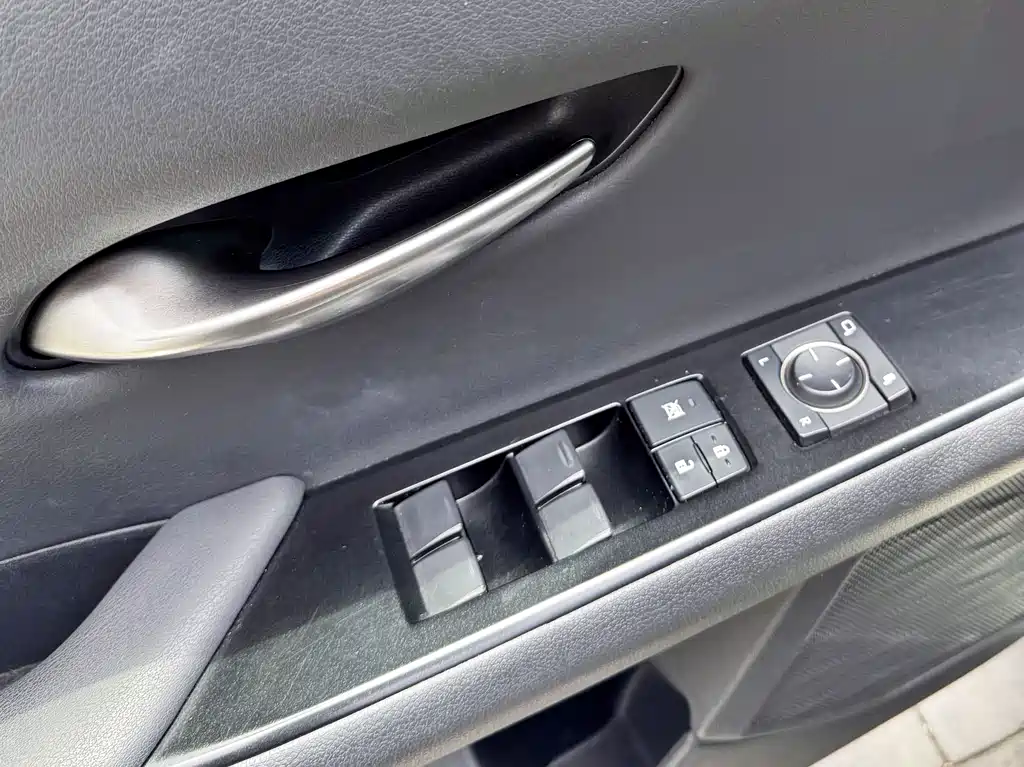 Lexus UX New Energy 2021 — фото 17