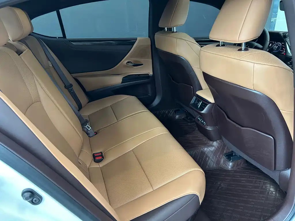 Lexus ES 2020 — фото 12