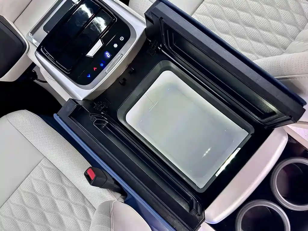 Toyota Hiace 2021 — фото 6