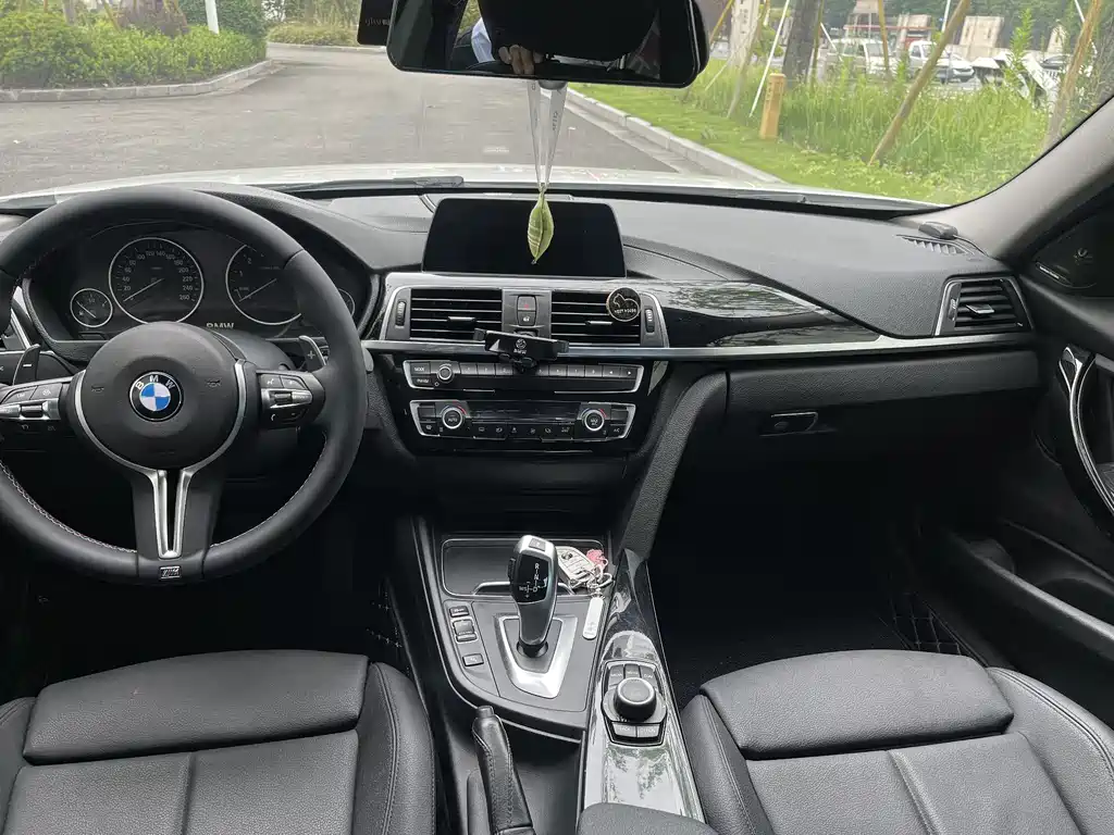 BMW 3 Series 2018 — фото 7
