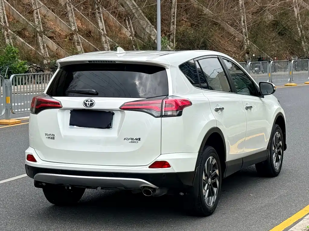 Toyota RAV4 2017 — фото 6