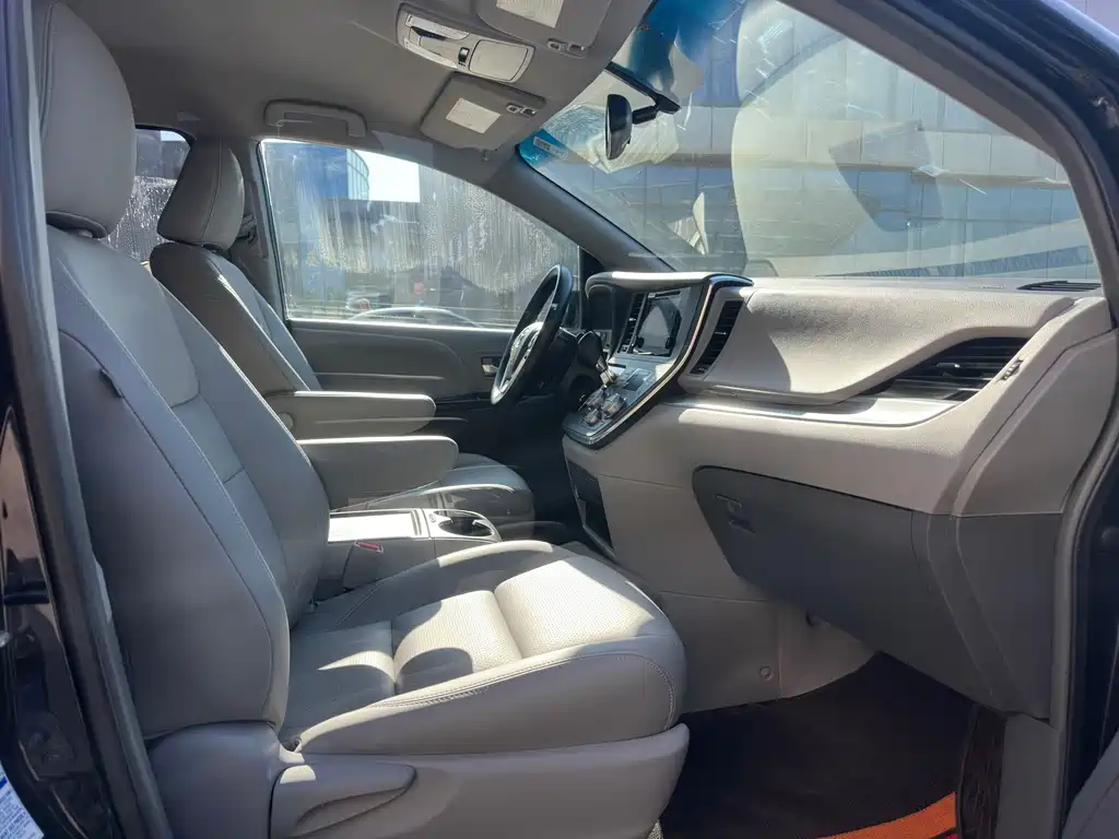 Toyota Sienna 2015 — фото 11