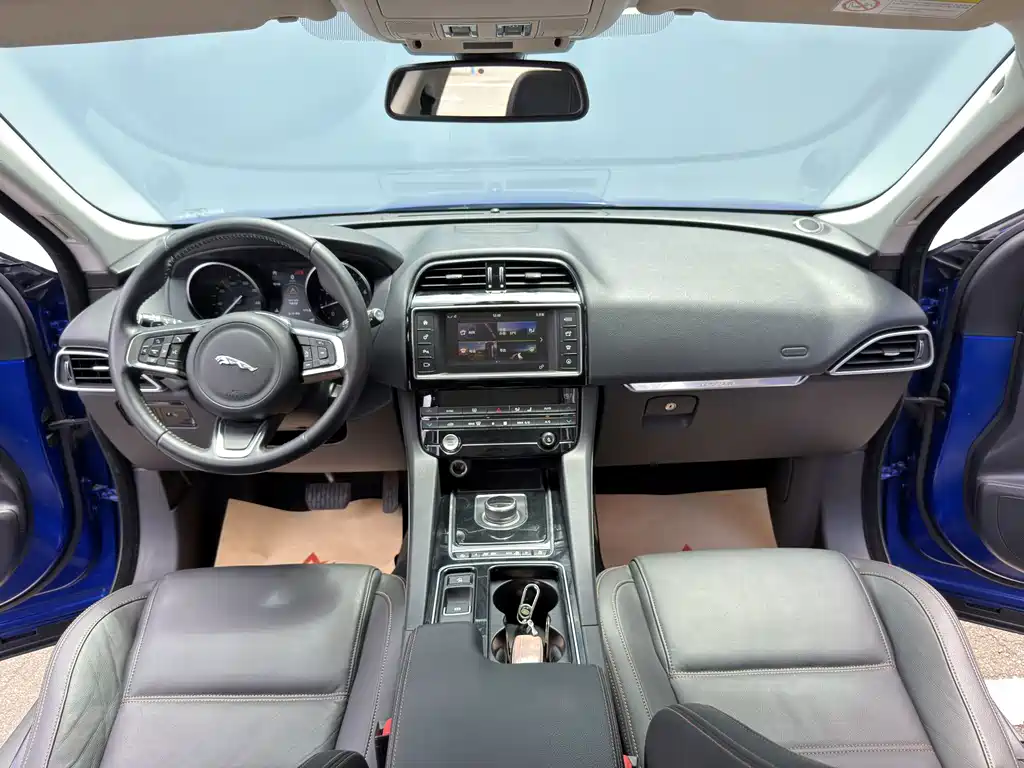 Jaguar F-PACE 2018 — фото 12