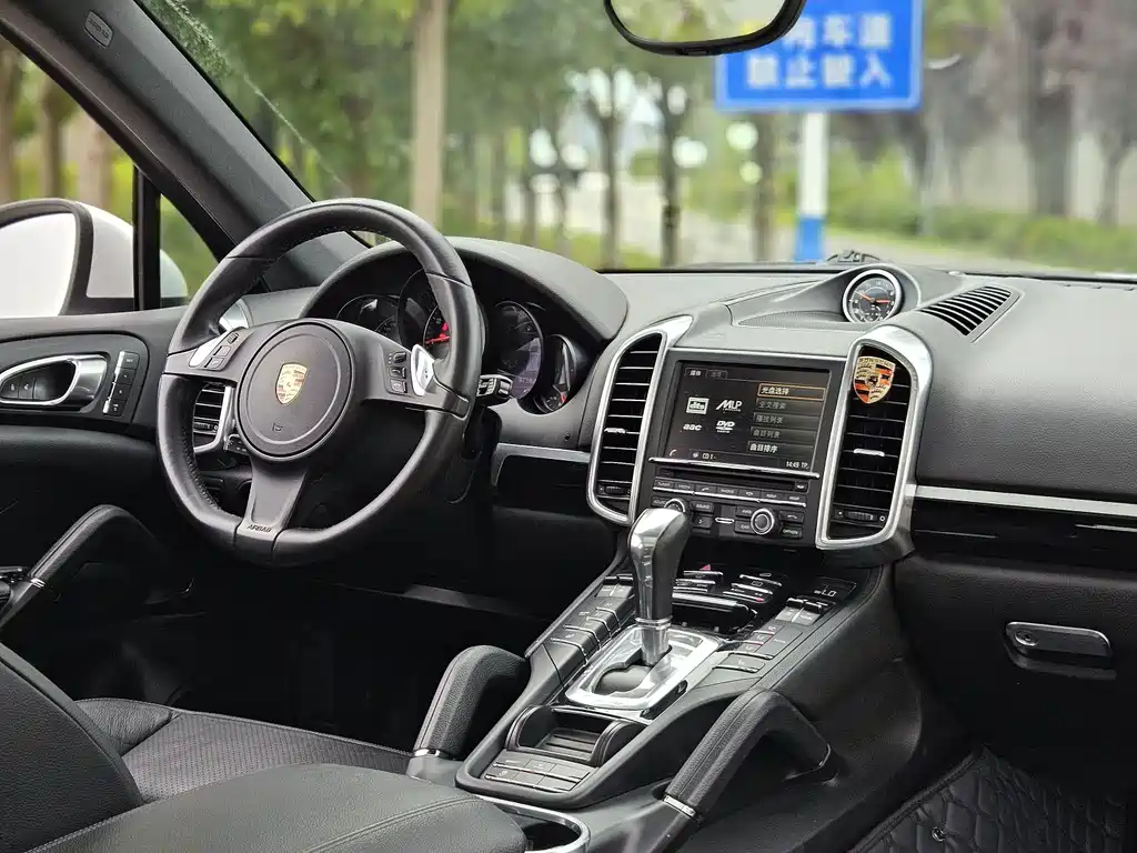 Porsche Cayenne 2015 — фото 19