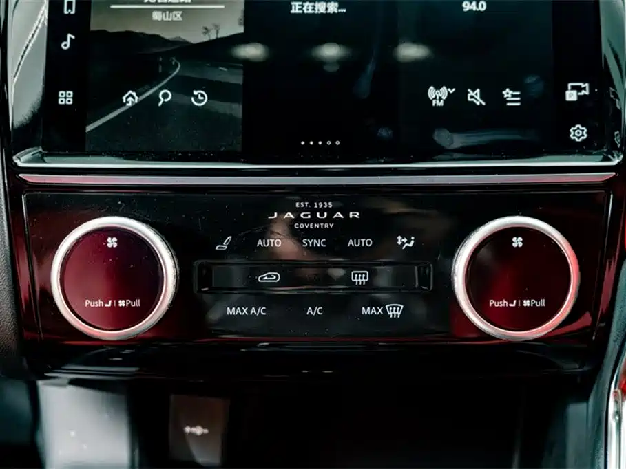 Jaguar E-PACE 2023 — фото 11
