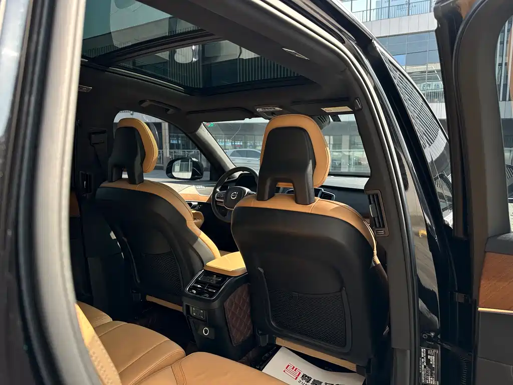 Volvo XC90 2018 — фото 18