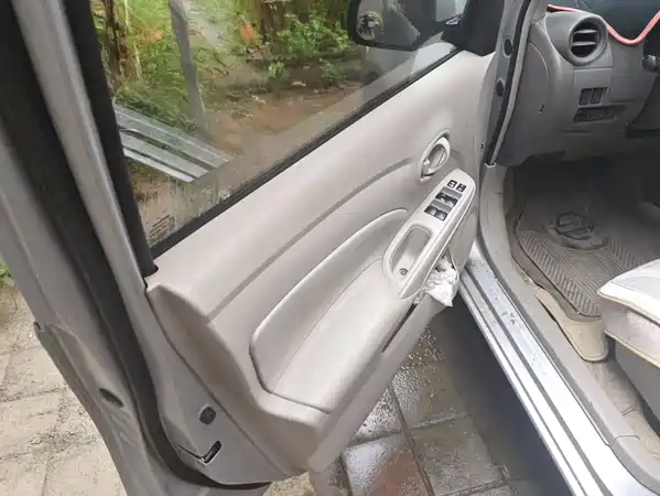 Nissan Sunny 2012