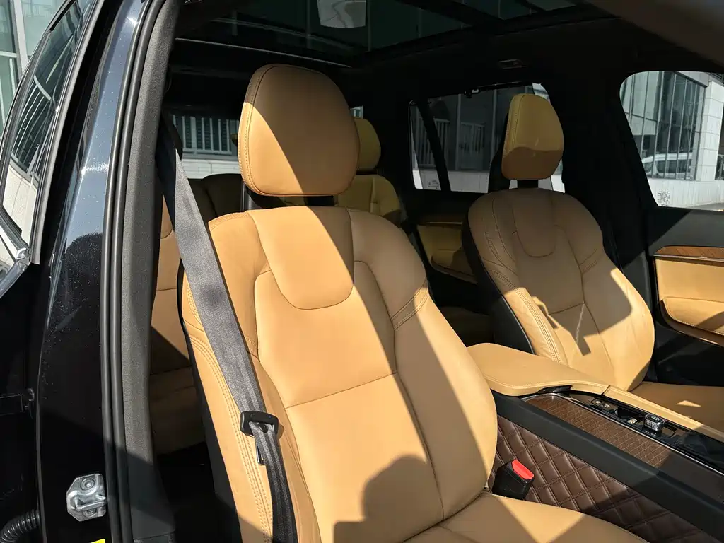Volvo XC90 2018 — фото 16