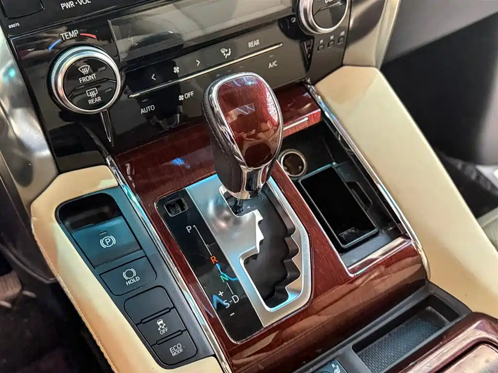 Toyota Alphard 2017 — фото 18