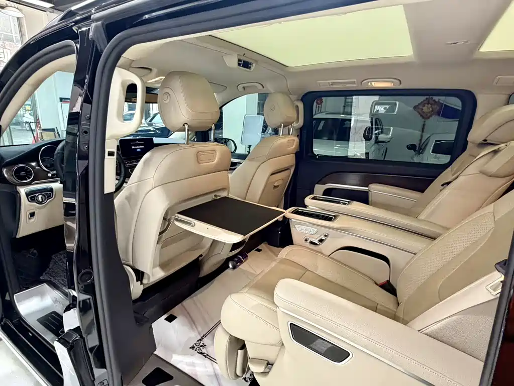 Mercedes-Benz V-Class 2024 — фото 11