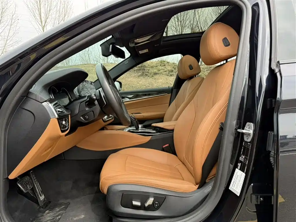 BMW 5 Series 2018 — фото 15