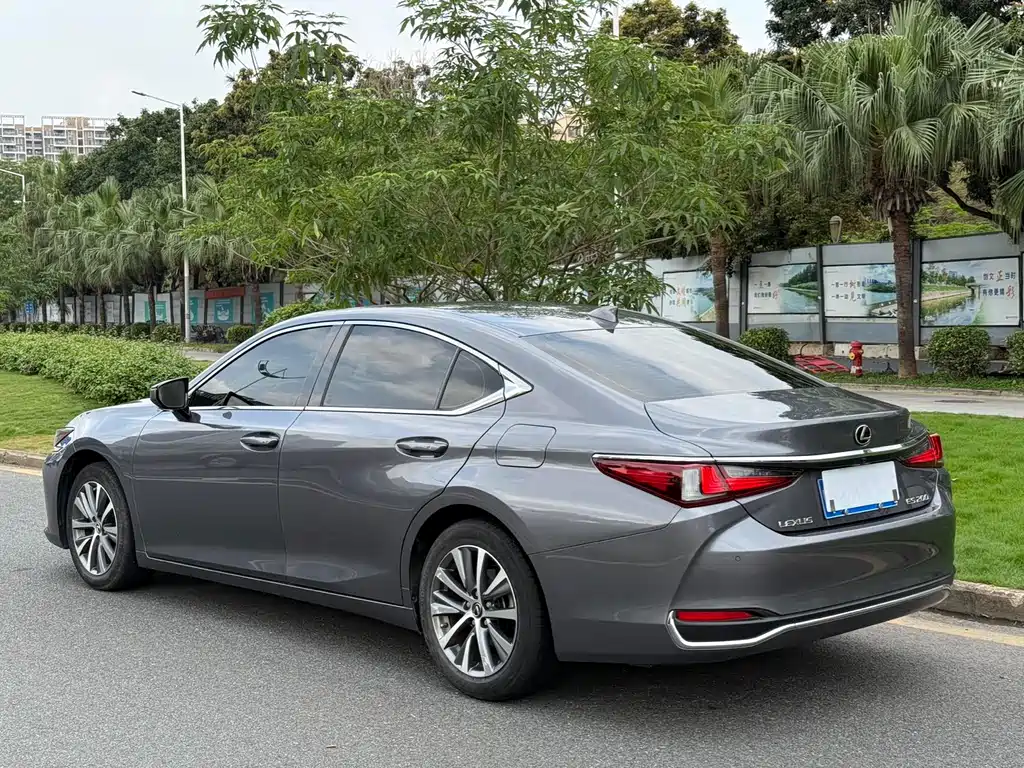 Lexus ES 2021