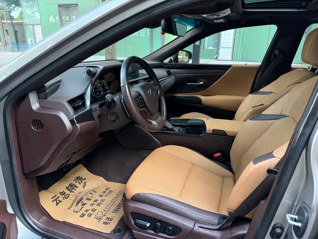 Lexus ES 2020
