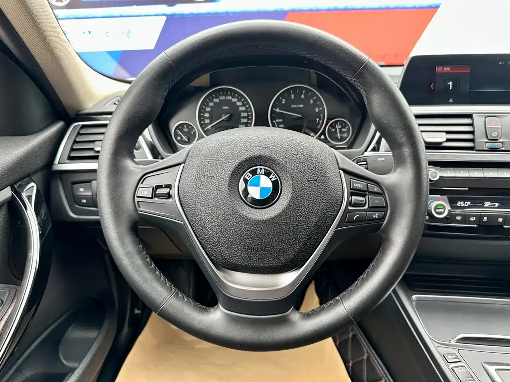 BMW 3 Series 2018 — фото 14