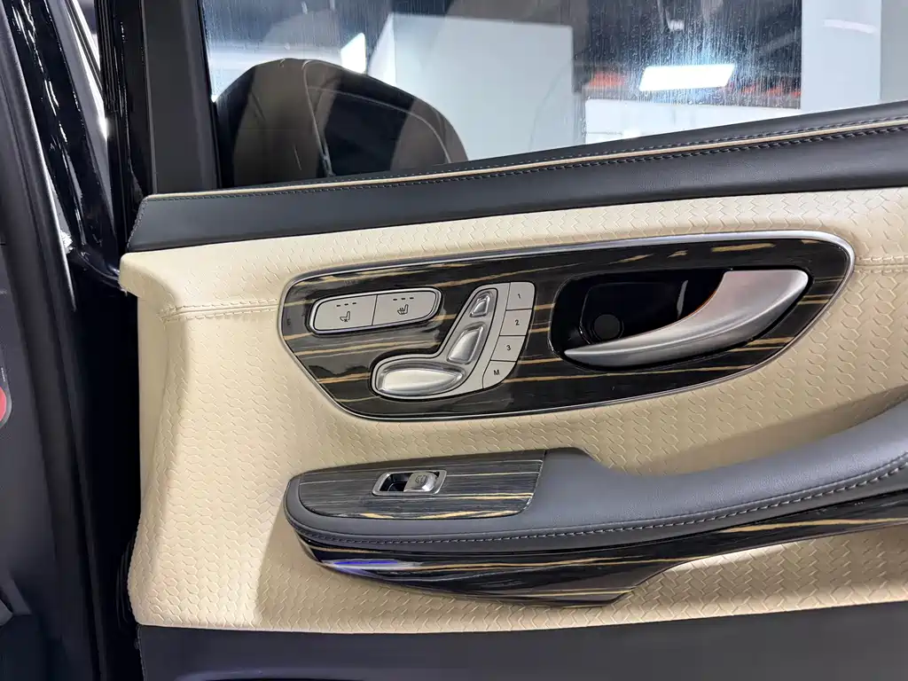 Mercedes-Benz V-Class 2020 — фото 11