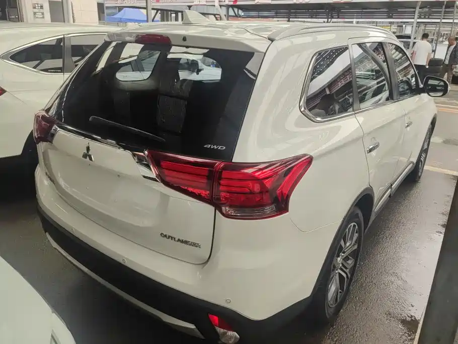 Mitsubishi Outlander 2019 — фото 3