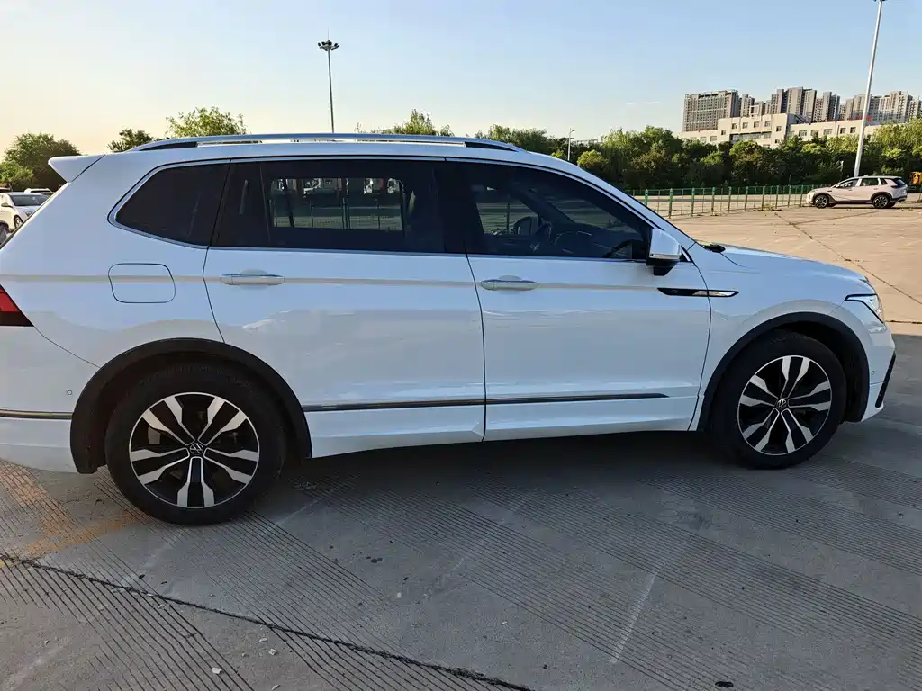 Volkswagen Tiguan L 2023 — фото 10
