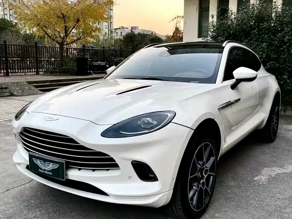 Aston Martin DBX 2022