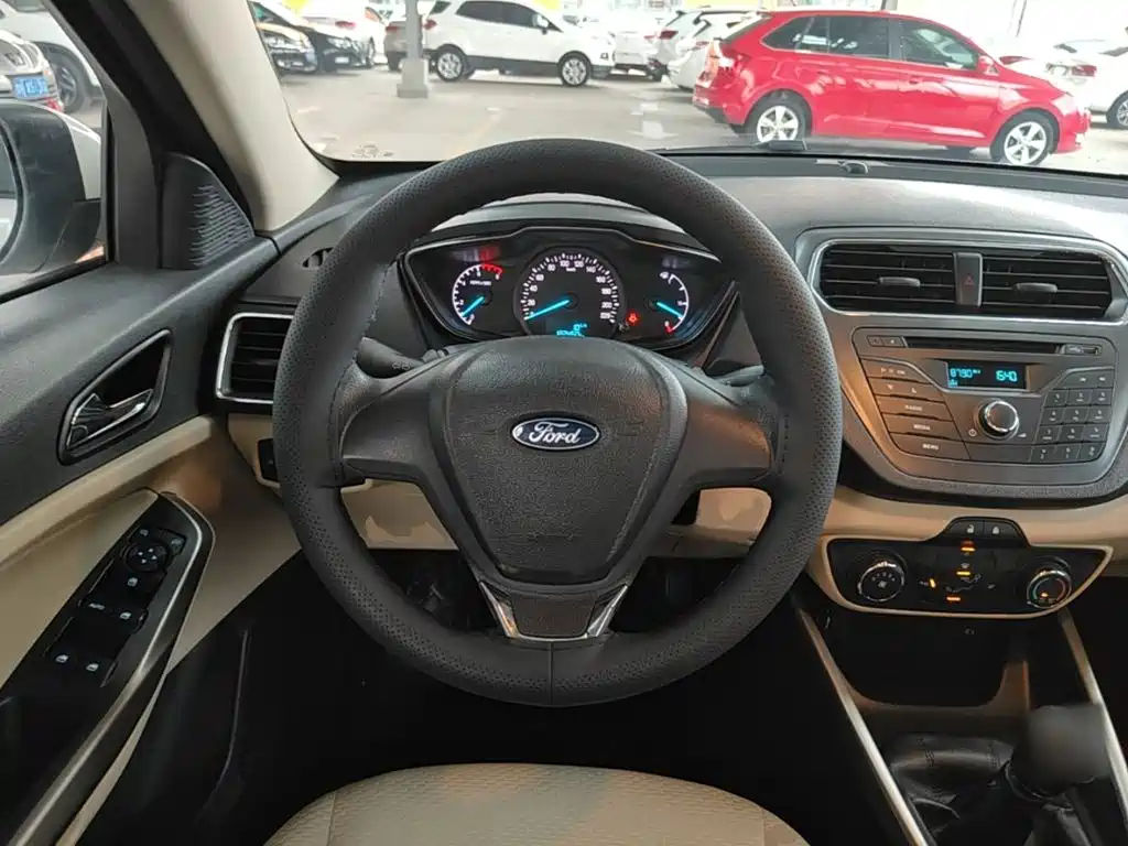 Ford Escort 2018 — фото 11