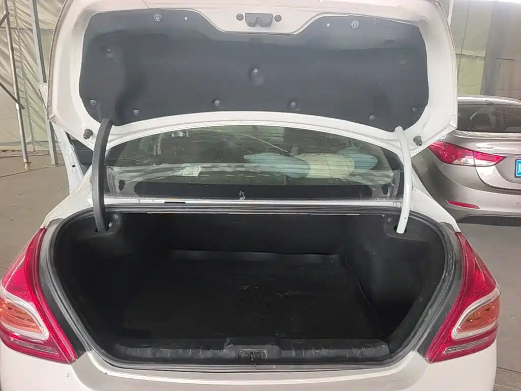 Peugeot 308 2015 — фото 19