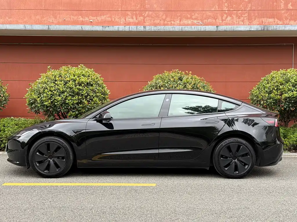 Tesla Model 3 2025 — фото 13