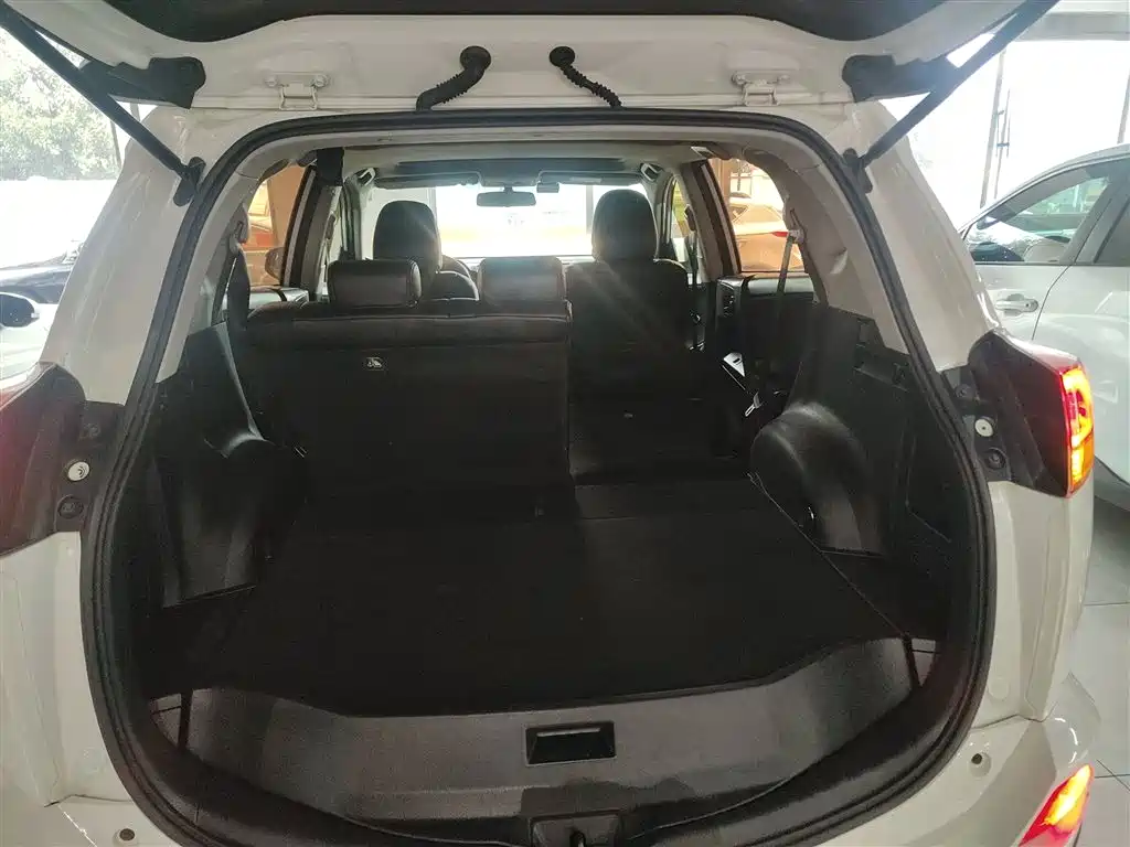 Toyota RAV4 2018 — фото 19