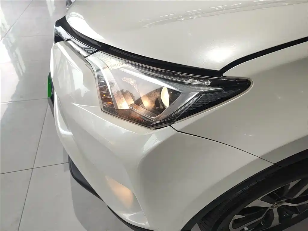 Toyota RAV4 2018 — фото 24