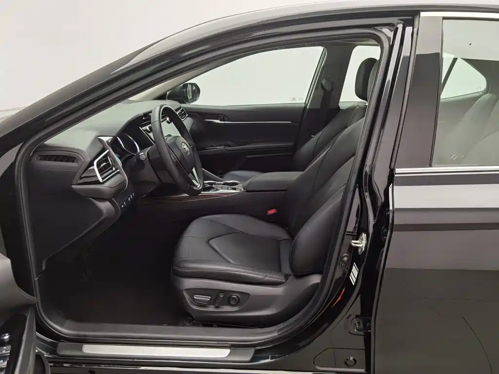 Toyota Camry 2019 — фото 10