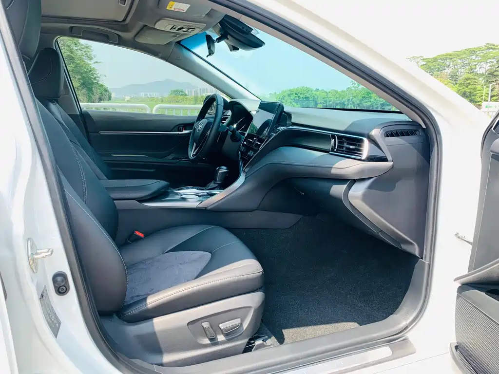 Toyota Camry 2022 — фото 11