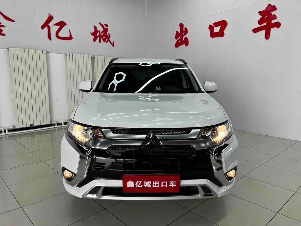 Mitsubishi Outlander 2022 — фото 2