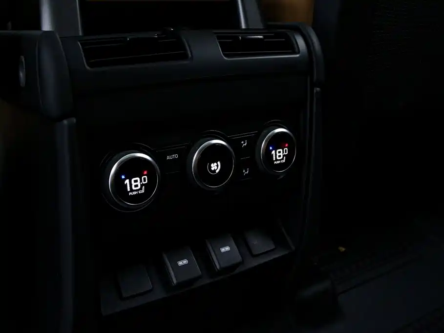 Land Rover Defender 2023 — фото 17