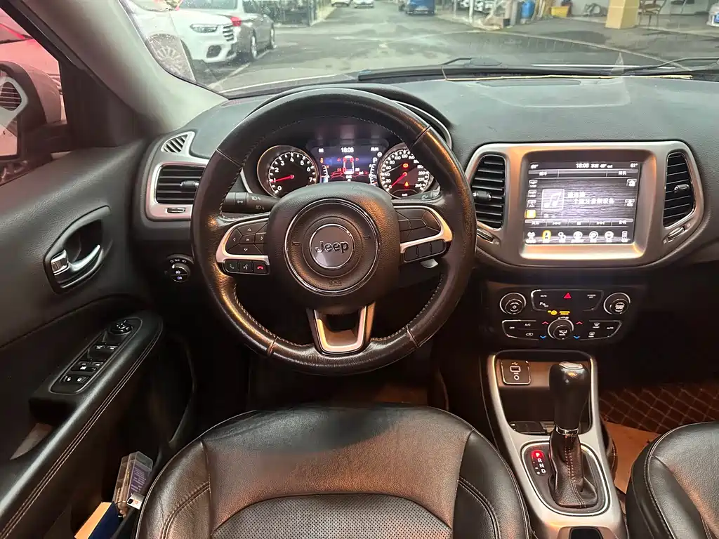 Jeep Compass 2018 — фото 9