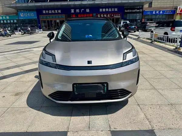 Lynk & Co 08 EM-P 2023