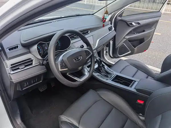 Geely Emgrand 2021