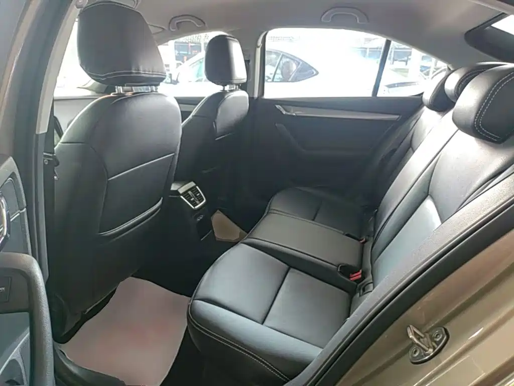 Skoda Octavia 2021 — фото 17