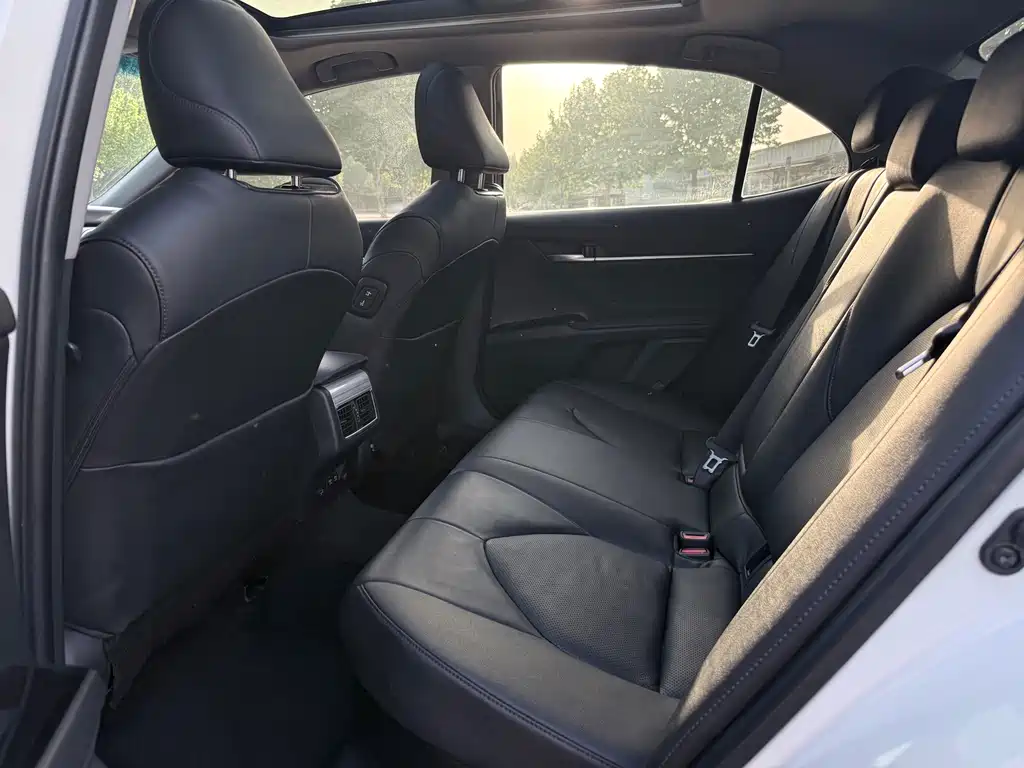 Toyota Camry 2021 — фото 11