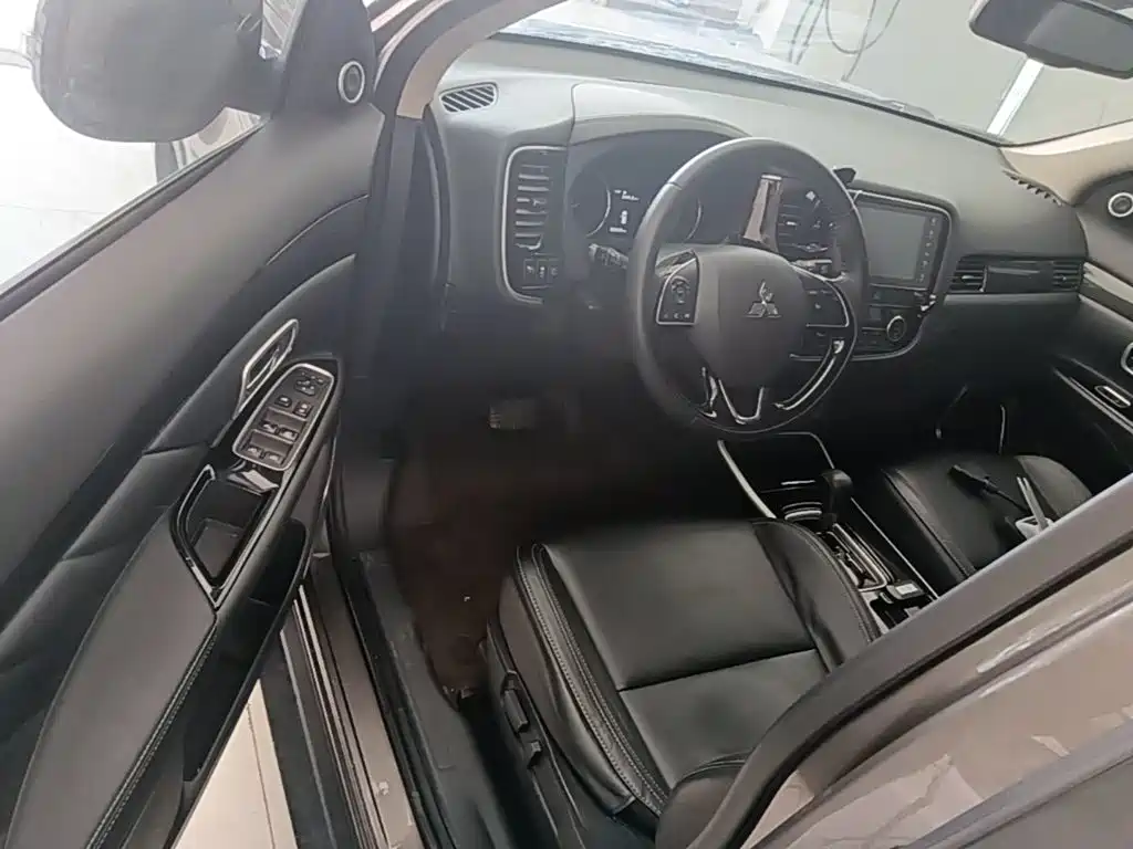 Mitsubishi Outlander 2020 — фото 16