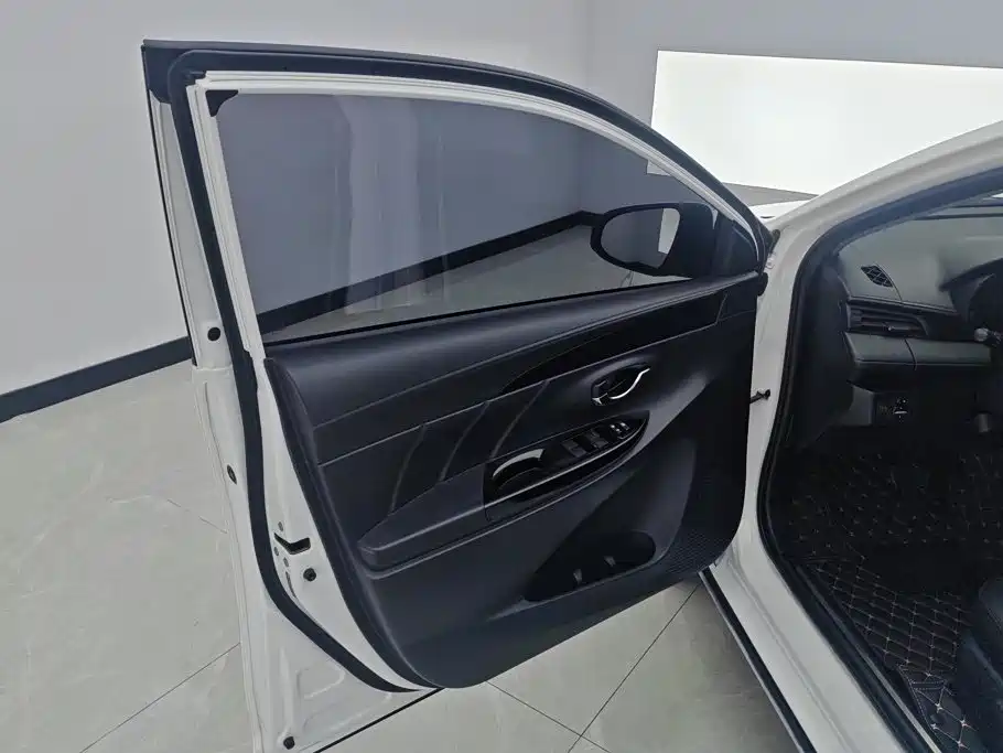 Toyota Yaris L 2020 — фото 7