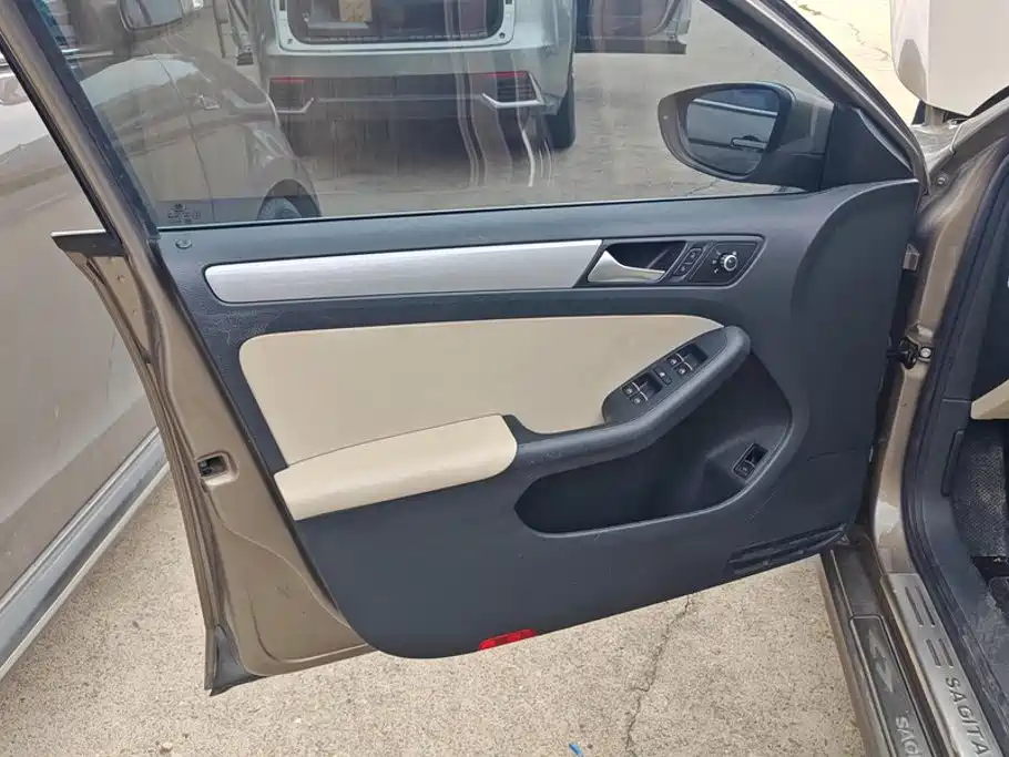 Volkswagen Sagitar 2012