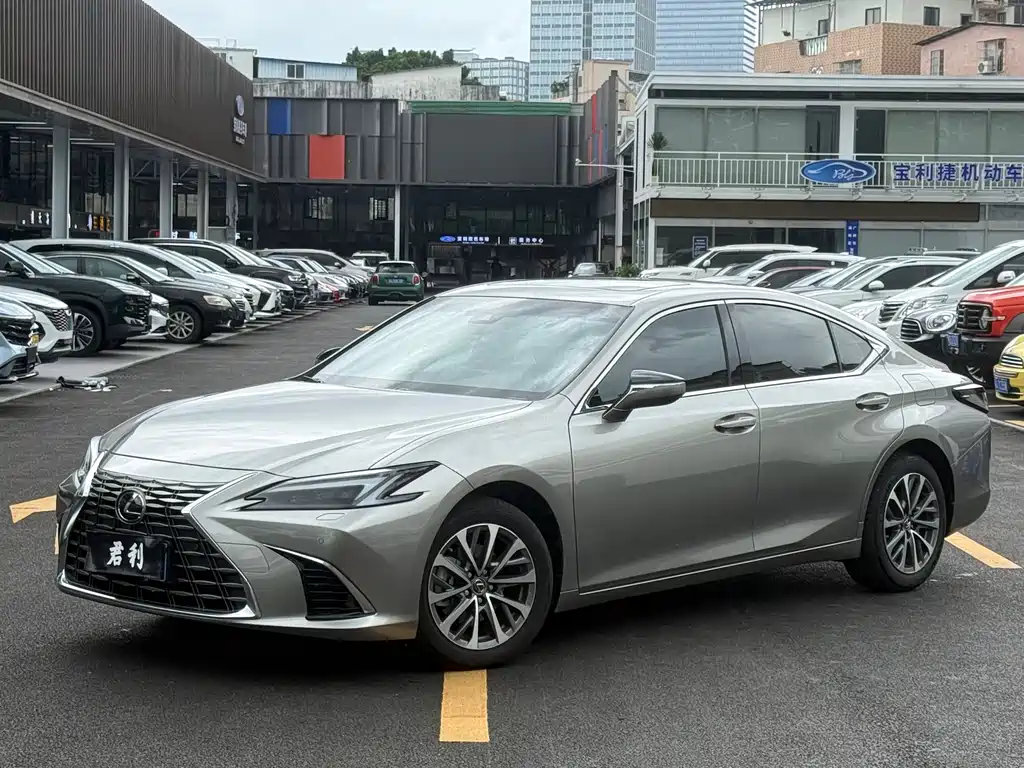 Lexus ES 2025