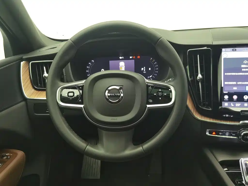 Volvo XC60 2024 — фото 11
