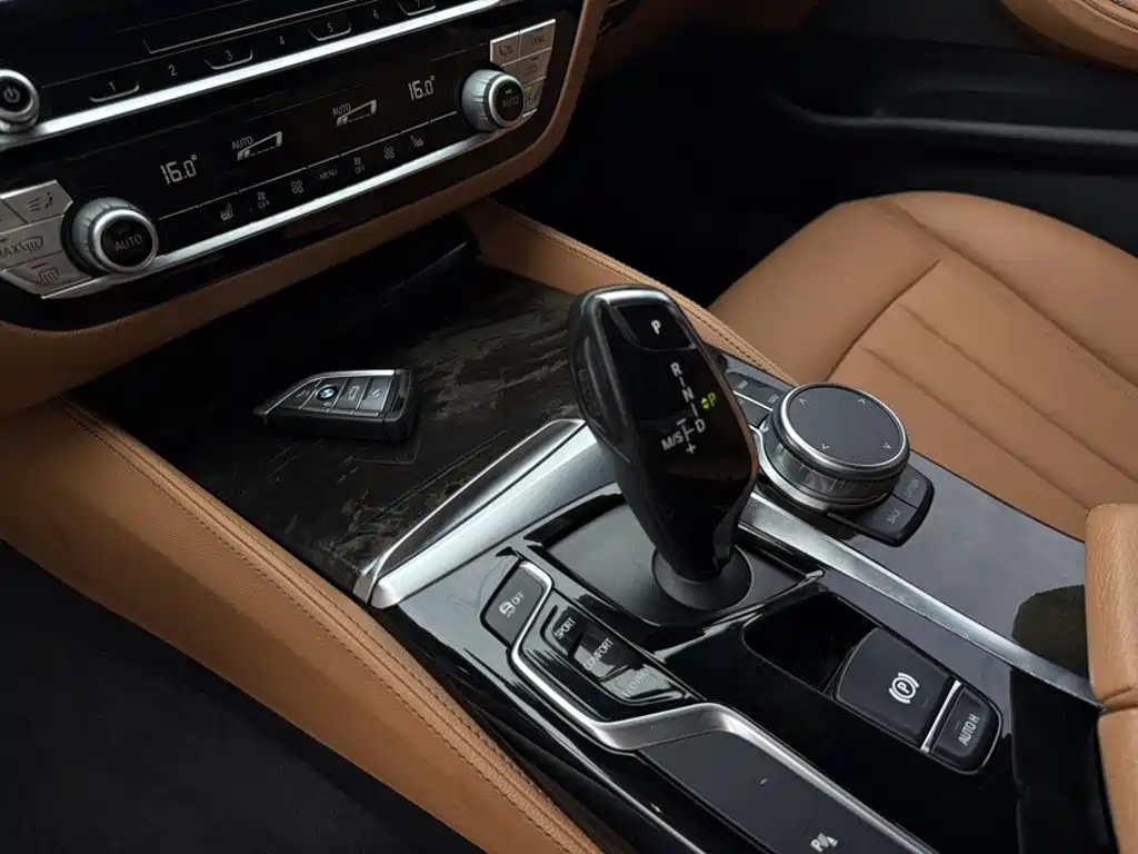 BMW 5 Series 2018 — фото 21