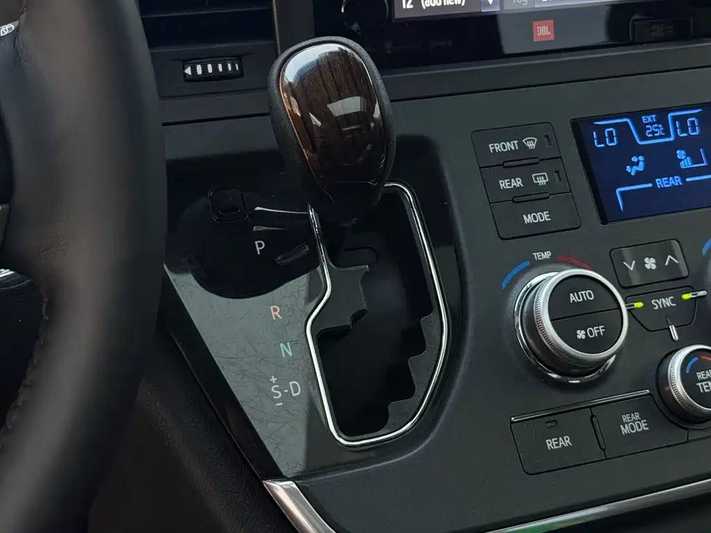 Toyota Sienna 2017 — фото 23
