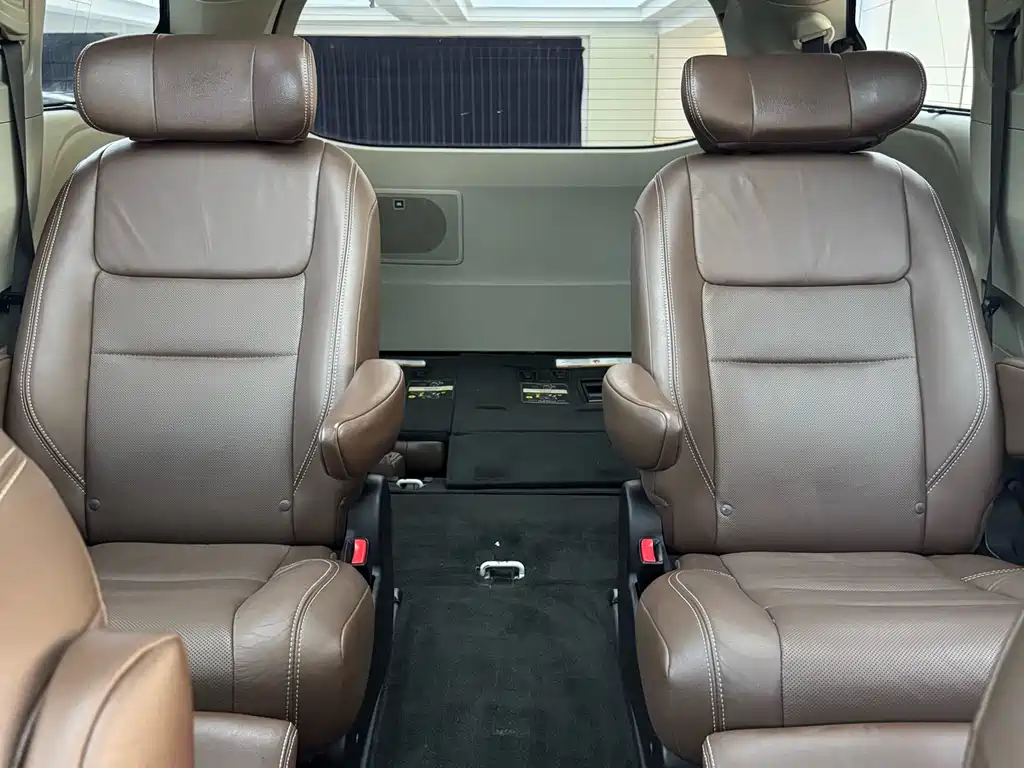 Toyota Sienna 2017 — фото 22