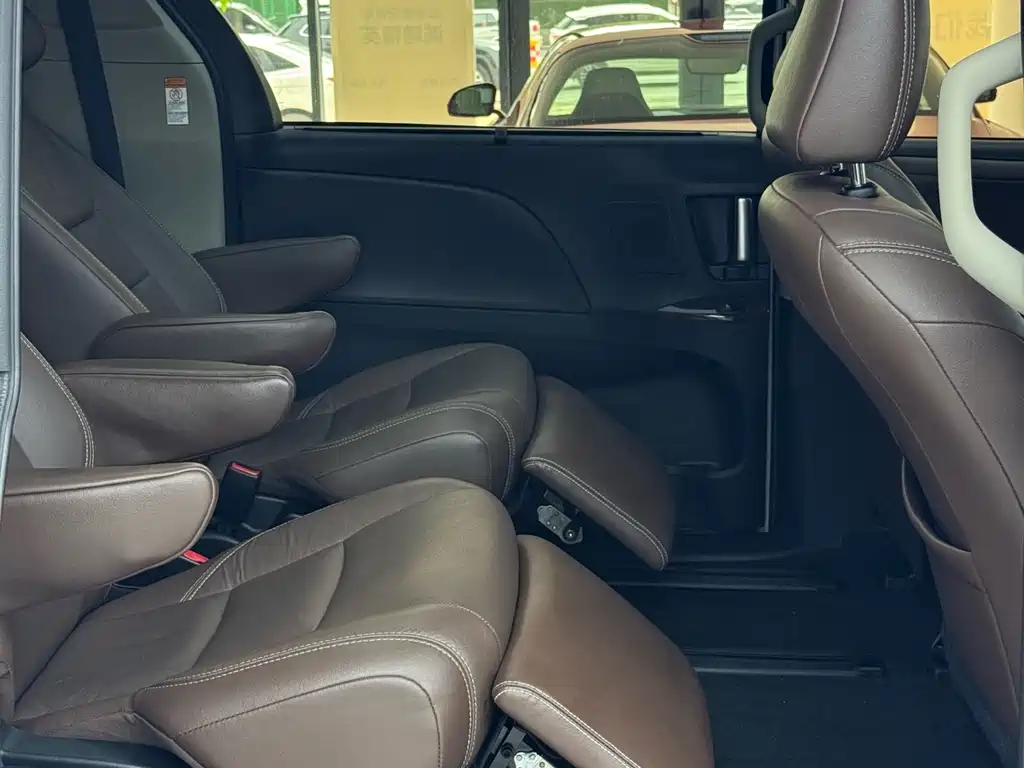Toyota Sienna 2017 — фото 15